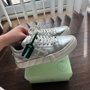 Women’s Off-White Low Vulcanized Sneaker